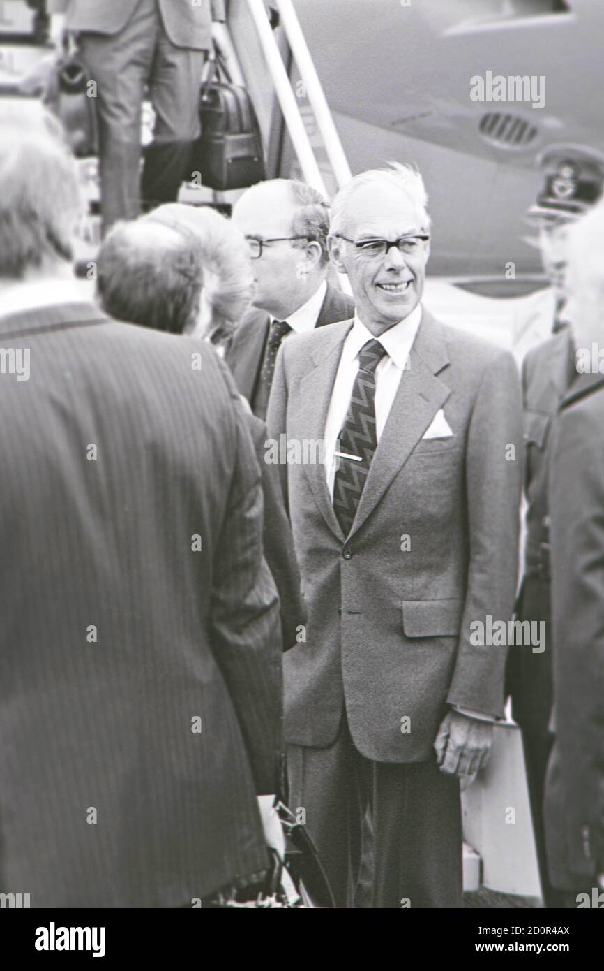 Sir Denis Thatcher arriving at London Heathrow airport Stock Photo