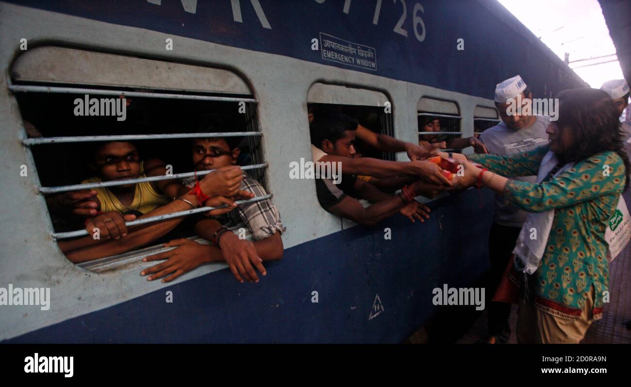 A Woman From A Non Governmental Organisation Ngo Distributes Free Food To The People From India S Aahwahan foundation is the best ngo in bangalore, orissa, india and we support, characterize and direct the effort and interests of various development activities like health, education, women empowerment in bangalore. alamy
