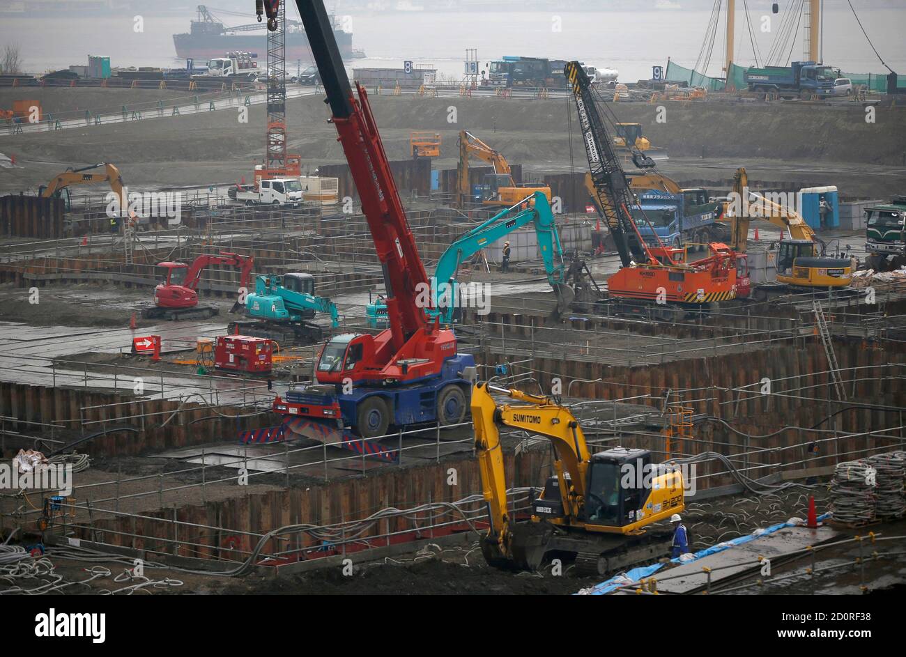 Heavy machinery is seen in a construction site in Tokyo March 13, 2014.  Japan's core machinery orders rose in January at the fastest pace in almost  a year, rebounding from a record