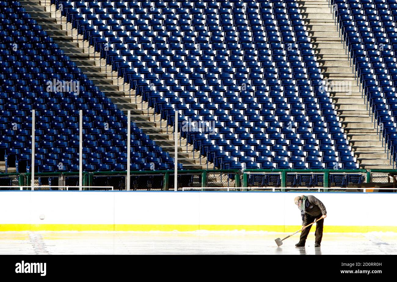 Outdoor Ice Hockey Rink High Resolution Stock Photography And Images Alamy
