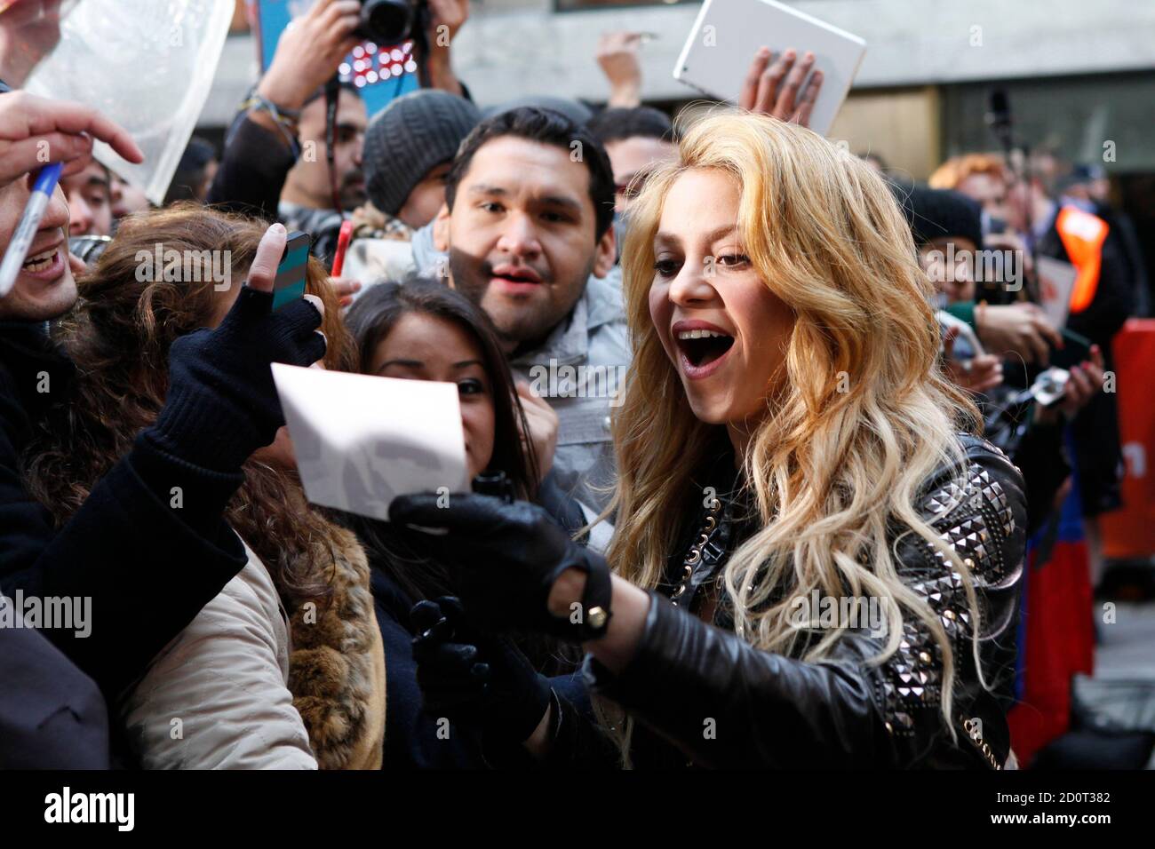 Colombian singer Shakira reacts as she greets fans during a performance on  NBC's "Today" show in New York, March 26, 2014. REUTERS/Eduardo Munoz  (UNITED STATES - Tags: ENTERTAINMENT MEDIA Stock Photo - Alamy