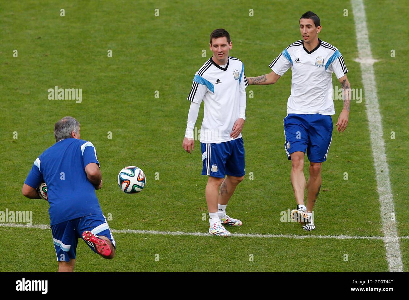 Argentina's national soccer players Lionel Messi (C) and Angel Di Maria attend a training session at the Beira Rio stadium  in Porto Alegre, June 24, 2014. Argentina will play in a Group F match against Nigeria on June 25.  REUTERS/Edgard Garrido (BRAZIL  - Tags:  SOCCER SPORT WORLD CUP) Stock Photo