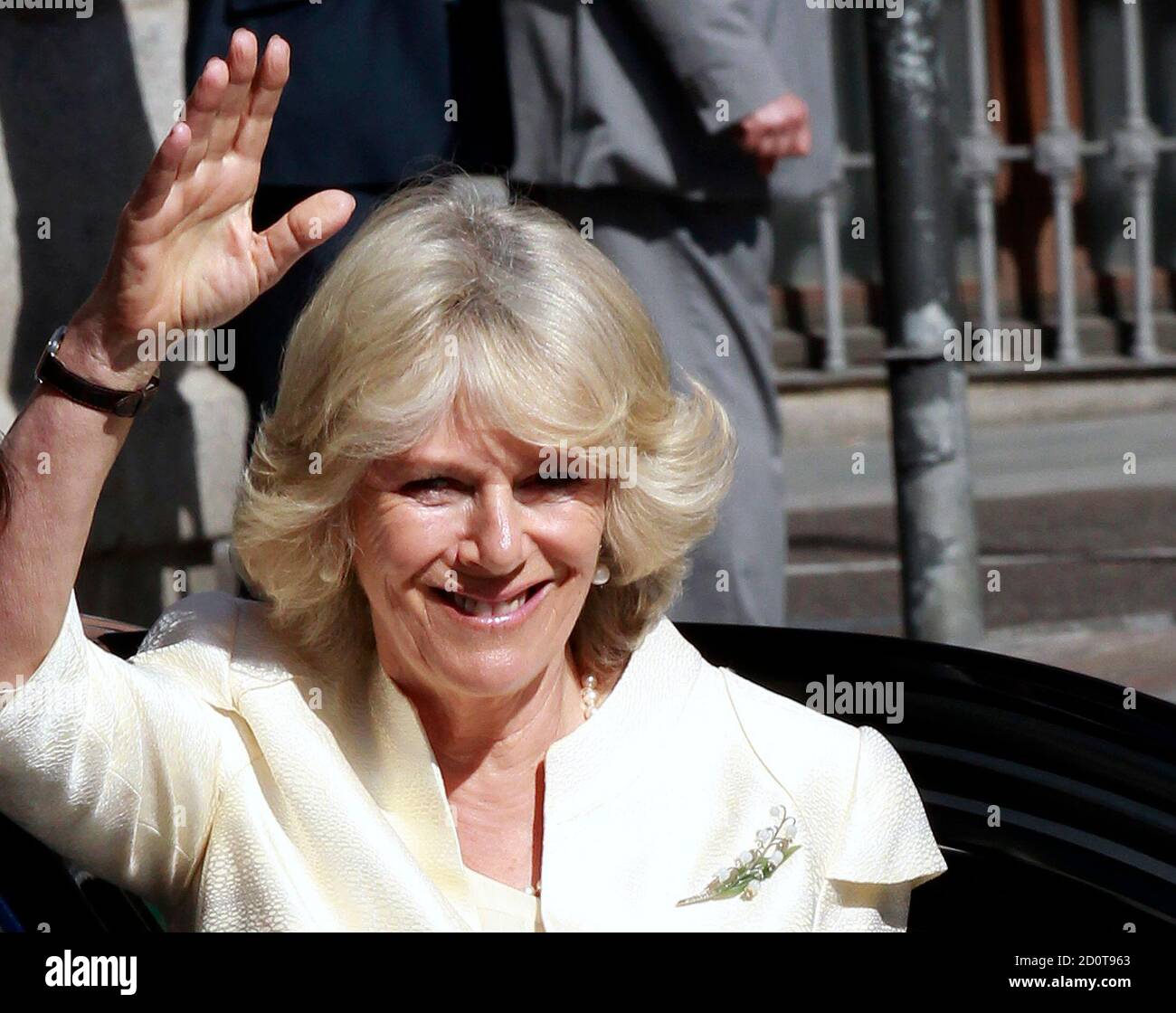 britains-camilla-duchess-of-cornwall-waves-to-reporters-before-leaving-madrids-town-hall-march-31-2011-prince-charles-and-his-wife-camilla-the-duchess-of-cornwall-arrived-in-spain-on-an-official-visit-reutersandrea-comas-spain-tags-politics-royals-2D0T963.jpg