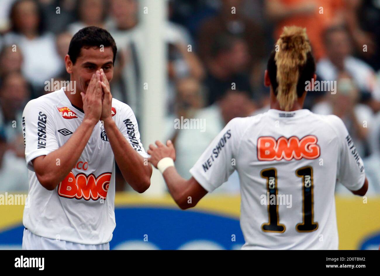 Ganso (L) of Santos reacts with teammmate Neymar during their Brazilian  championship soccer match against Vasco da Gama in Santos November 6, 2011.  REUTERS/Paulo Whitaker (BRAZIL - Tags: SPORT SOCCER Stock Photo - Alamy