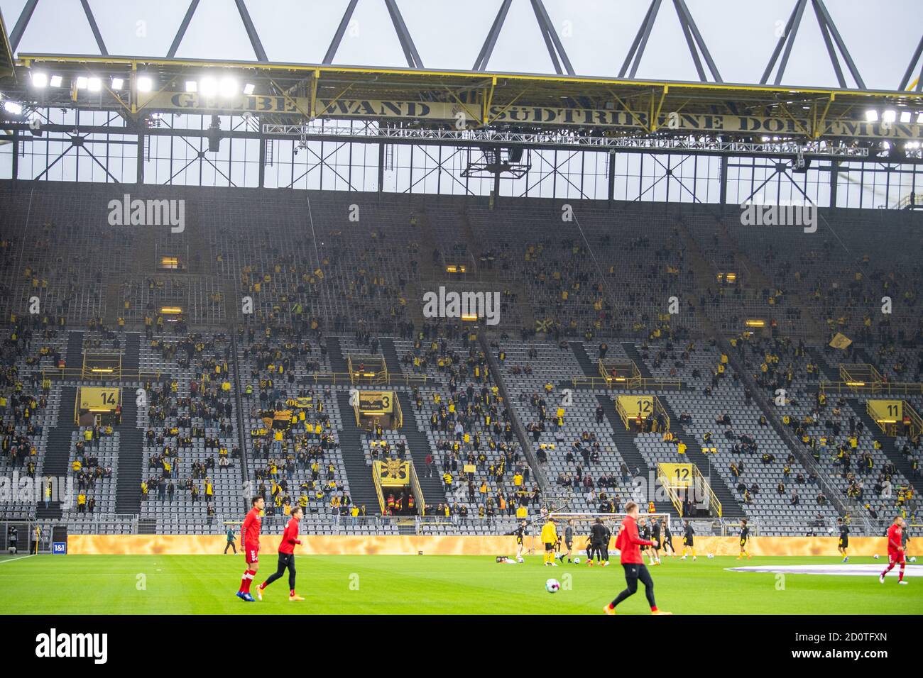 03 October 2020, North Rhine-Westphalia, Dortmund: Football: Bundesliga,  Borussia Dortmund - SC Freiburg, 3rd matchday at Signal Iduna Park. Fans of  Borussia Dortmund are standing in the south stand by a wide