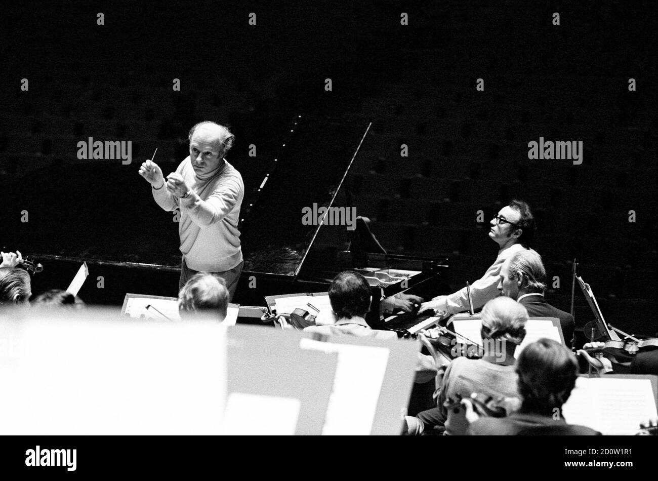 Bernard Haitink and Alfred Brendel rehearsing a Liszt piano concerto with the London Philharmonic Orchestra (LPO) in the Royal Festival Hall, London, May 1972 Stock Photo