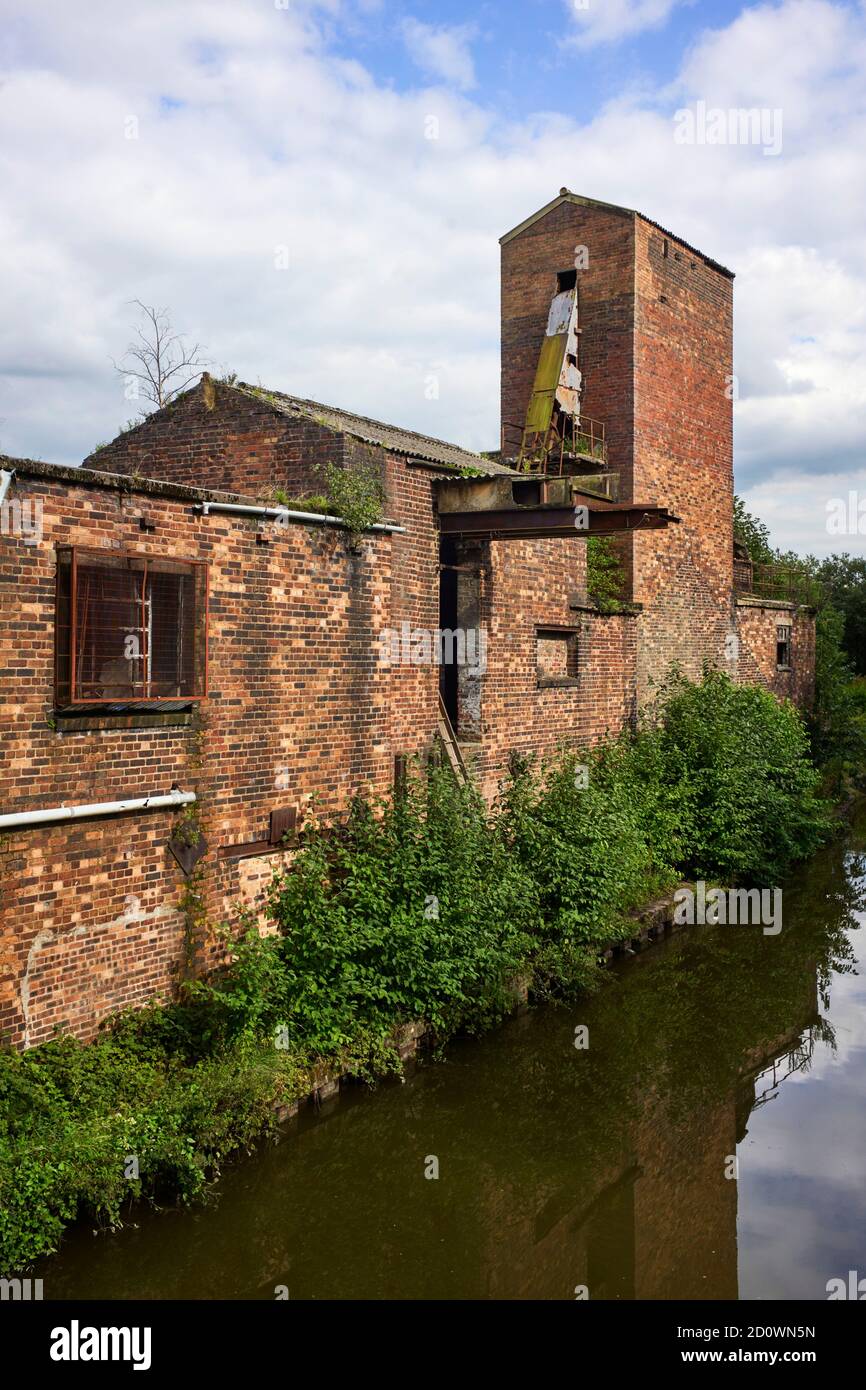 A disused and falling down factory on the Trent and Mersey canal at Stoke on Trent Stock Photo