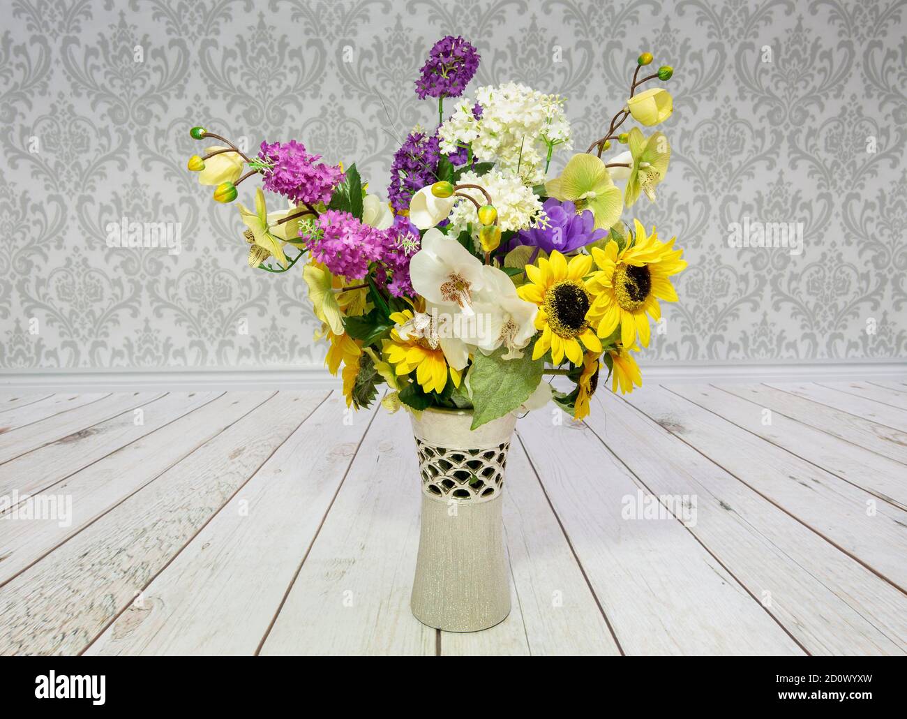 Vase artificial flowers hires stock photography and images Alamy