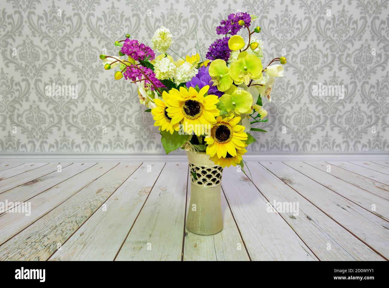 Vase artificial flowers hires stock photography and images Alamy