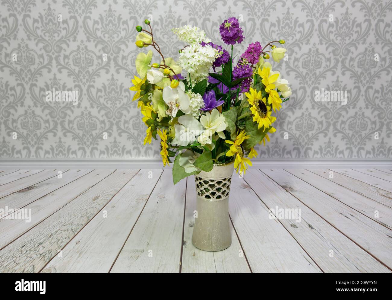 Vase artificial flowers hires stock photography and images Alamy