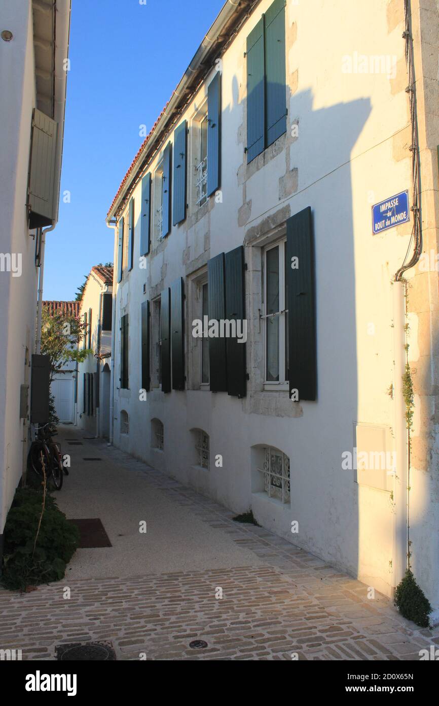 Petite rue des Portes-en-Ré Stock Photo - Alamy