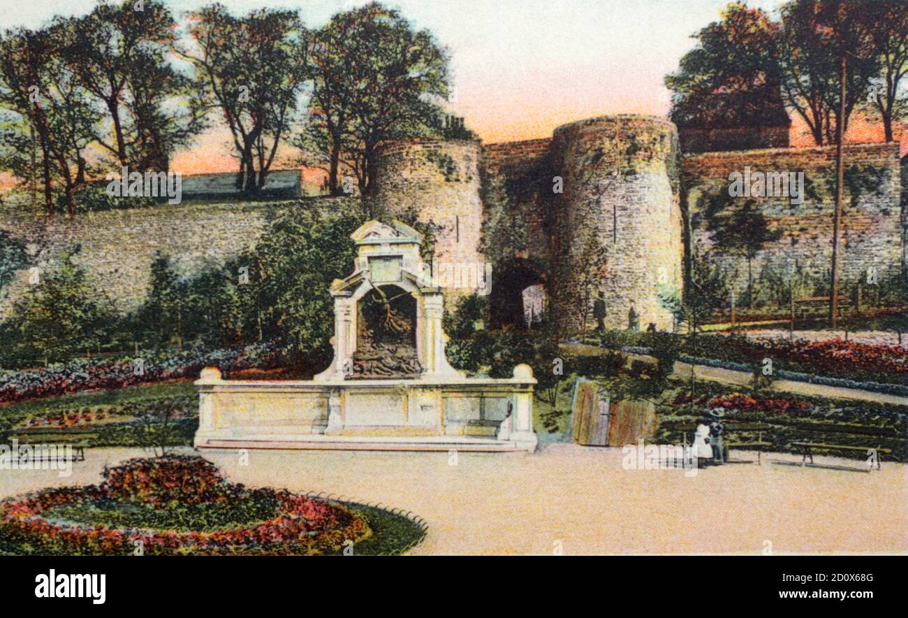 A historical view of the Monument du Souvenir Français in front of the Gate of Degrees in Boulogne, Pas-de-Calais, France, taken from a postcard c.early 1900's. Stock Photo