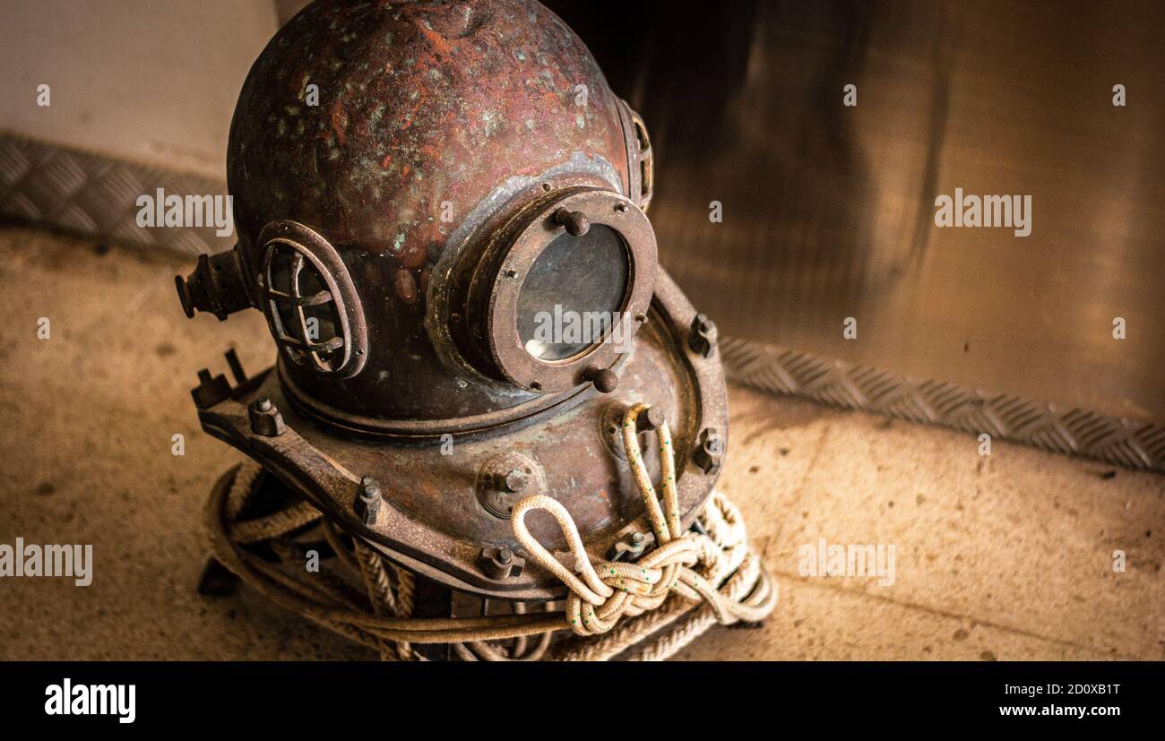 Deep sea diver helmet hi-res stock photography and images - Alamy