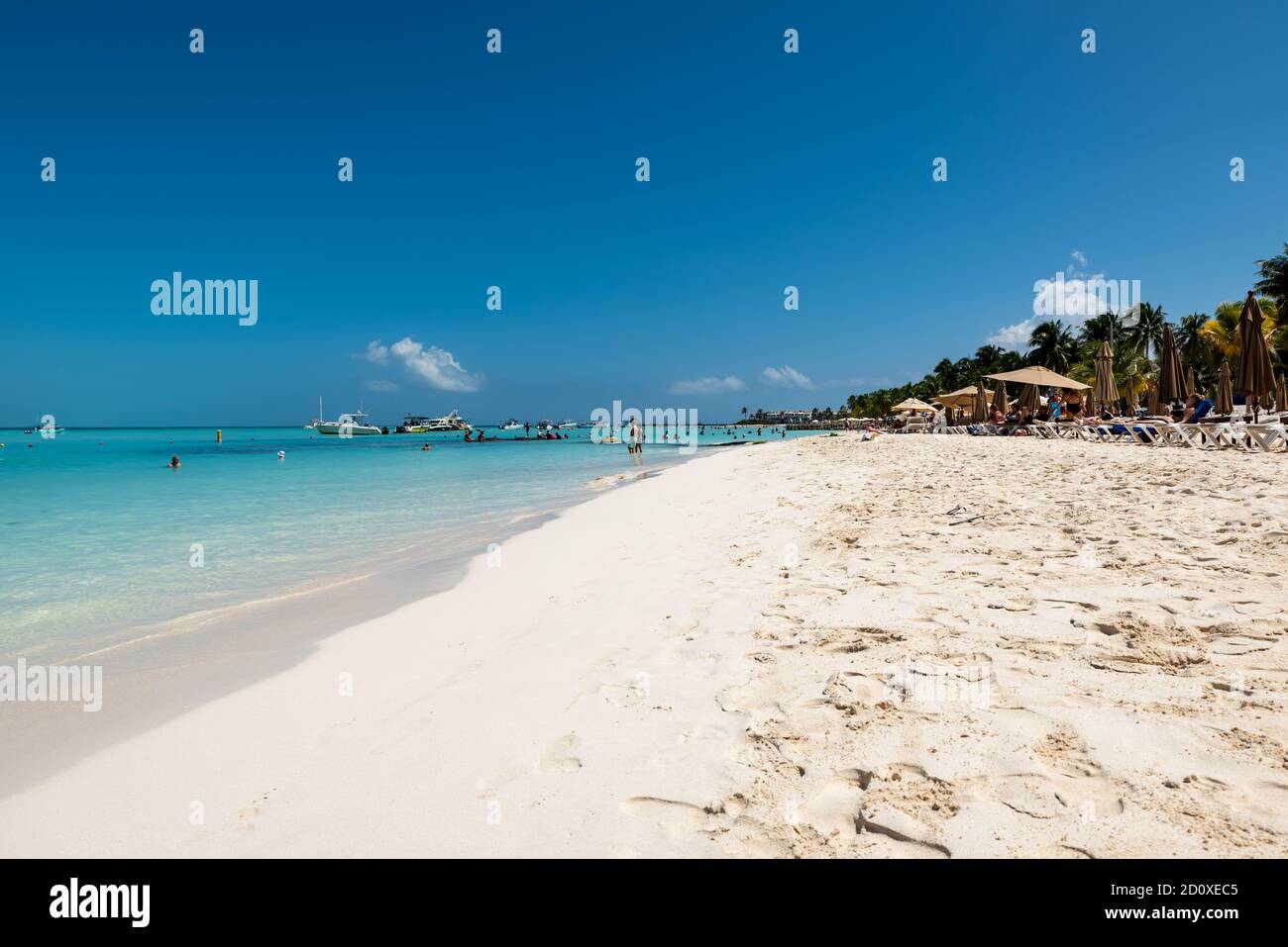 Isla Mujeres (Cancùn), Mexico: tropical  seascape of Playa Norte (North Beach) during a holiday period. Stock Photo