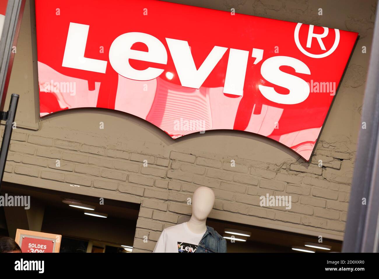 Bordeaux , Aquitaine / France - 10 01 2020 : levis red sign and logo front  of shop Levi's Jeans Stock Photo - Alamy