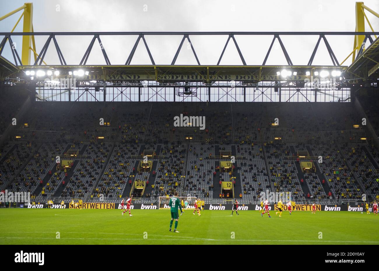 Die nur dünn besetzte Südtribüne Borussia Dortmund - SC Freiburg 03.10.2020, Fussball, 1. Bundesliga, Saison 2020/21  Foto: Moritz Müller Only for Edi Stock Photo