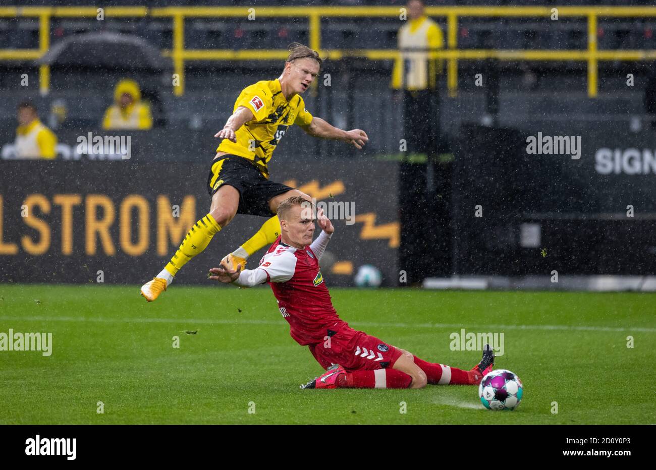 Tor zum 1:0 durch Erling Haaland (BVB) gegen Philipp Lienhart (SCF)  Borussia Dortmund - SC Freiburg 03.10.2020, Fussball, 1. Bundesliga, Saison  2020/2 Stock Photo - Alamy
