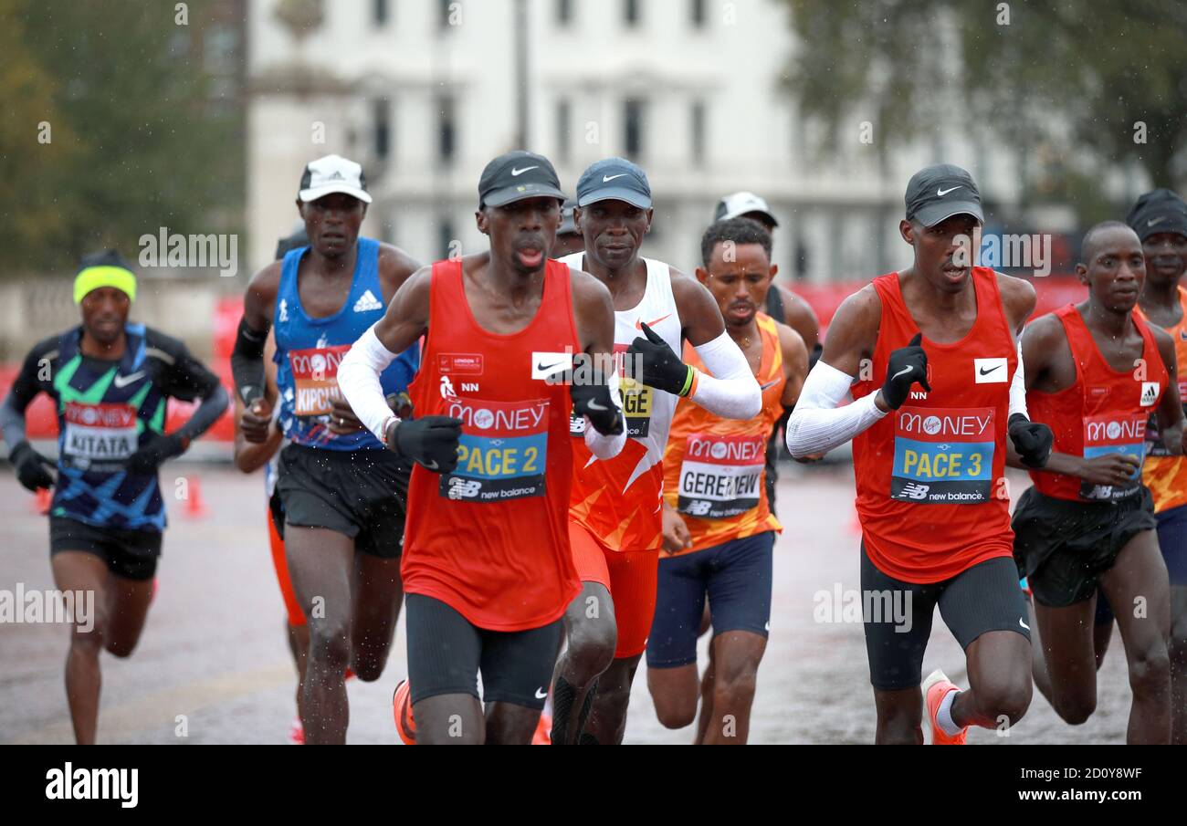 Kenya's Eliud Kipchoge (centre, white bib) in a action during the Men's  Elite Race during the Virgin Money London Marathon around St James' Park  Stock Photo - Alamy