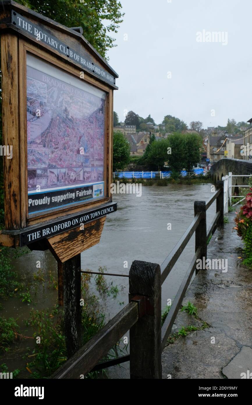 Bradford-on-Avon, Wiltshire, 4th October 2020. Heavy rainfall from Storm Alex continues. River levels are rising, and flood precautions are in place in high risk locations. Winter 2013 saw the town flooded and more robust temporary defences are now available. Credit: JMF News/Alamy Live News Stock Photo