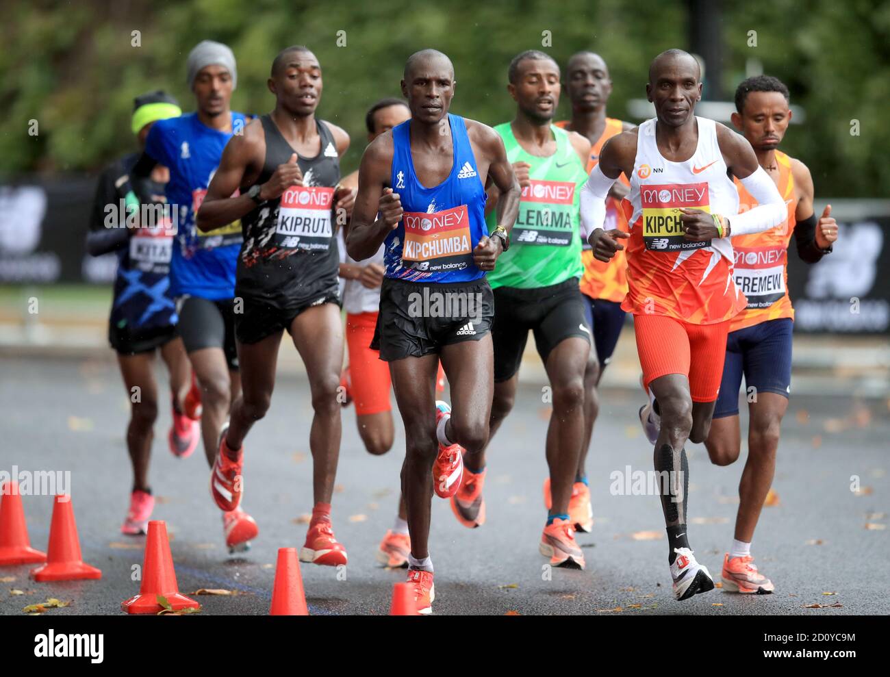 Kenya's Vincent Kipchumba (centre, blue bib) in action during the Men's  Elite race during the Virgin Money London Marathon around St James' Park  Stock Photo - Alamy