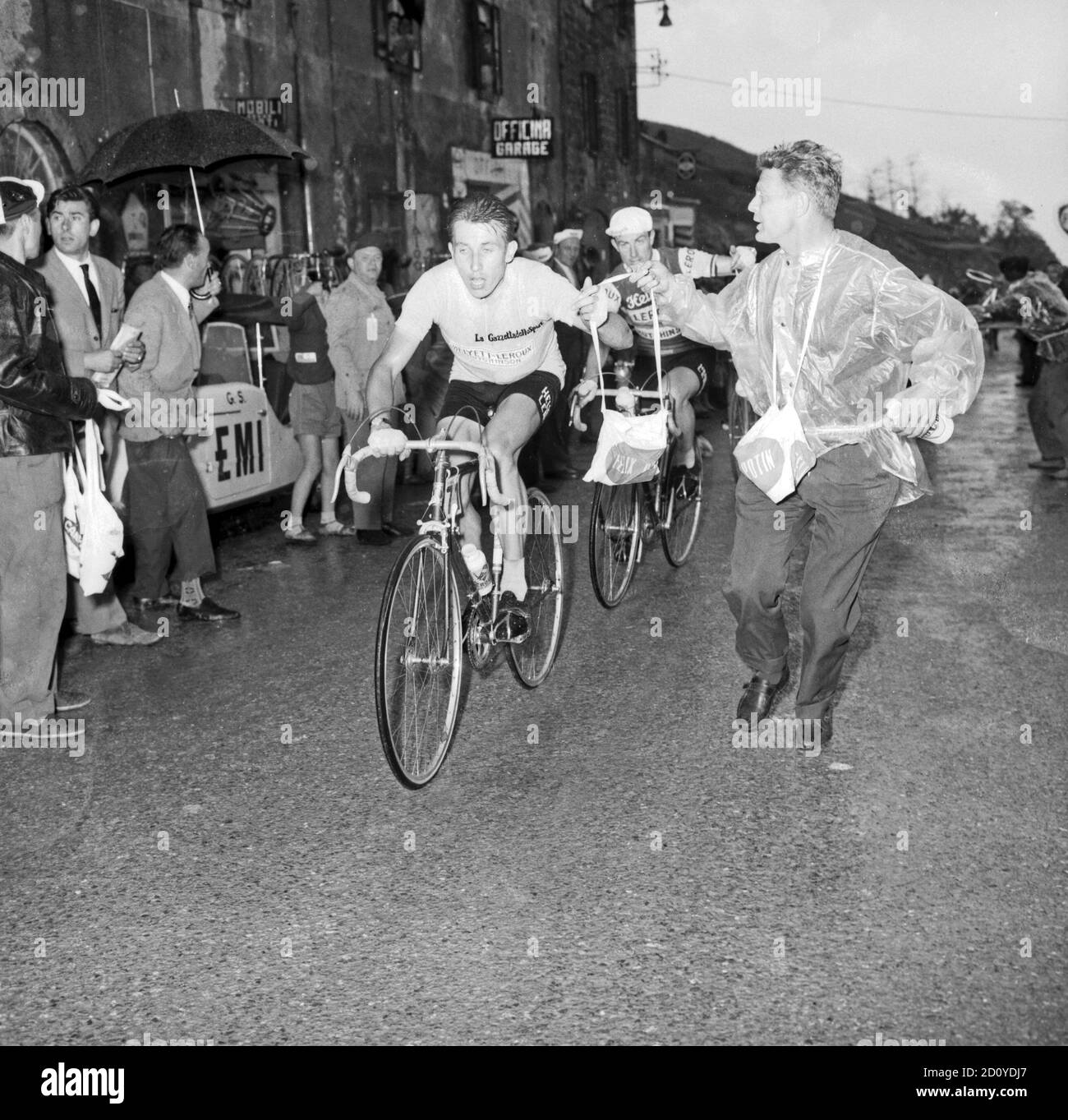 Cyclist Jacques Anquetil (with the Pink Jersey) during the supply at 42th  Giro d'Italia (1959) - 3rd Stage Salsomaggiore Terme - Abetone. ---  18/05/1959. 42° Giro d'Italia. 3a Tappa Salsomaggiore Terme -