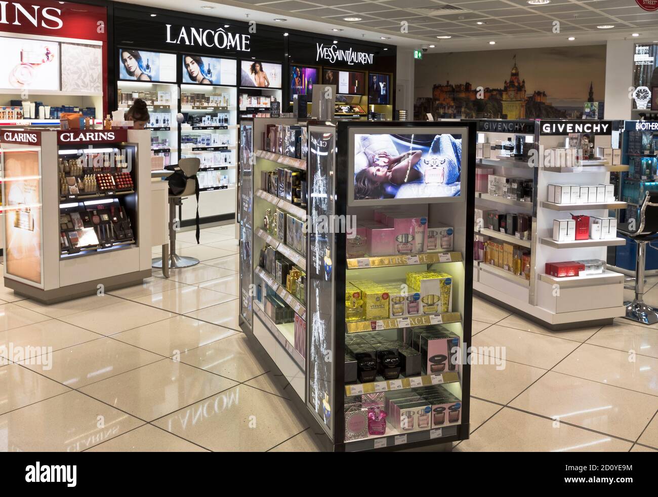 dh  DUTY FREE SHOP EDINBURGH AIRPORT Duty free perfume shops display Stock Photo