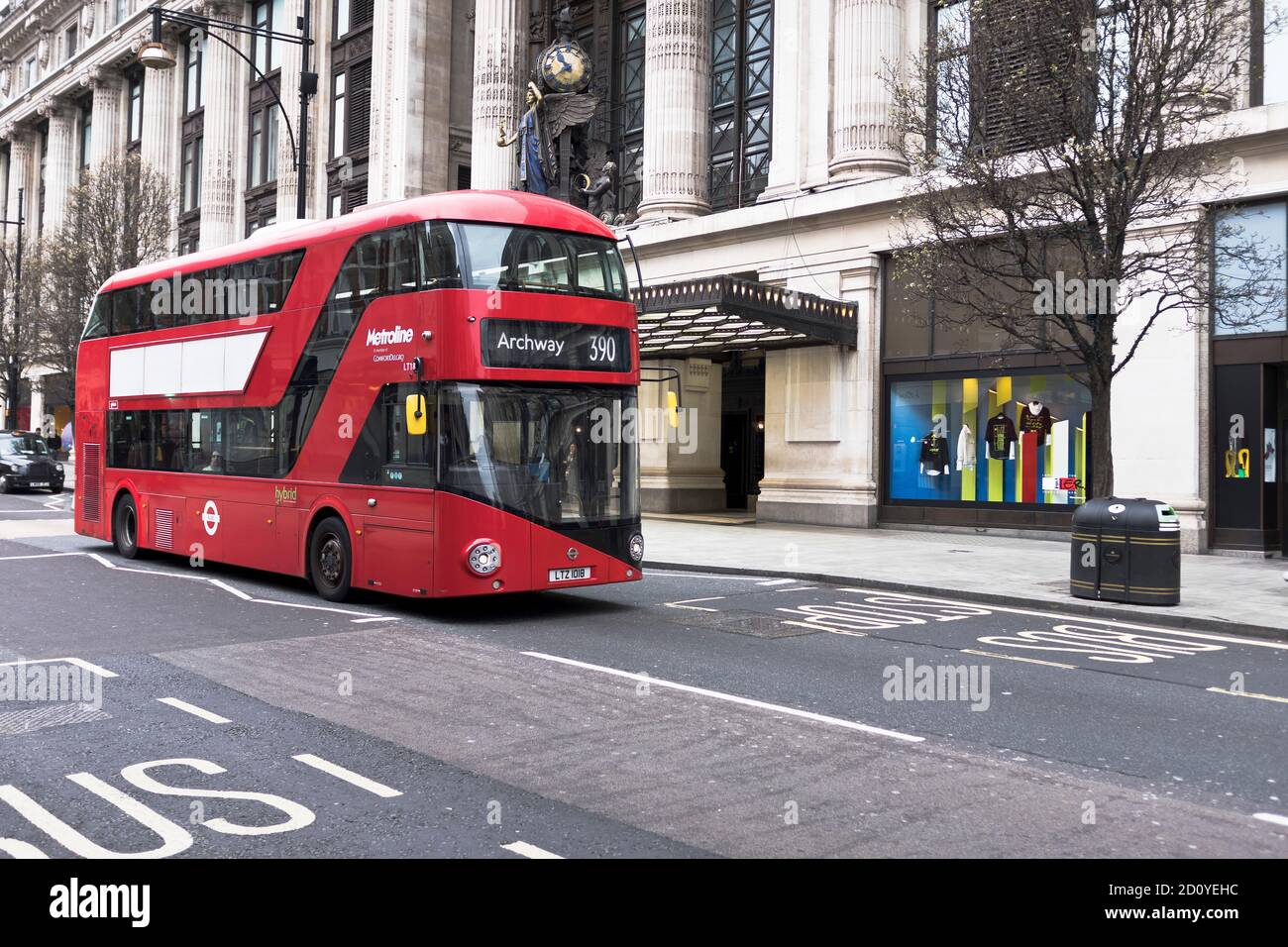 dh  OXFORD STREET LONDON Red AEC New Routemaster Wright NBFL H40/22T Metroline Hybrid bus transport city 2012 Stock Photo