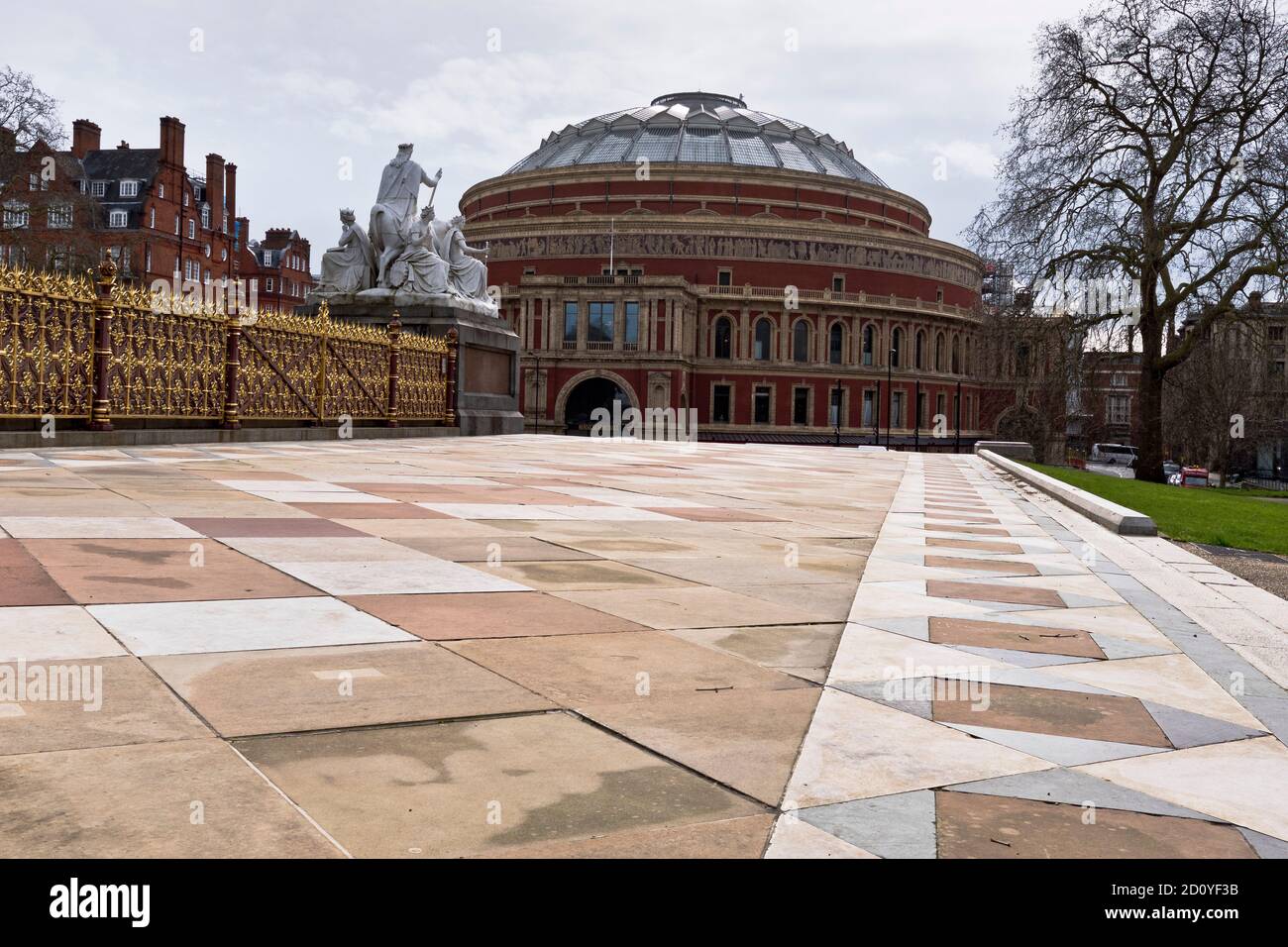 dh Alberts Memorial KENSINGTON GARDENS LONDON Royal Albert Hall exterior england uk Stock Photo