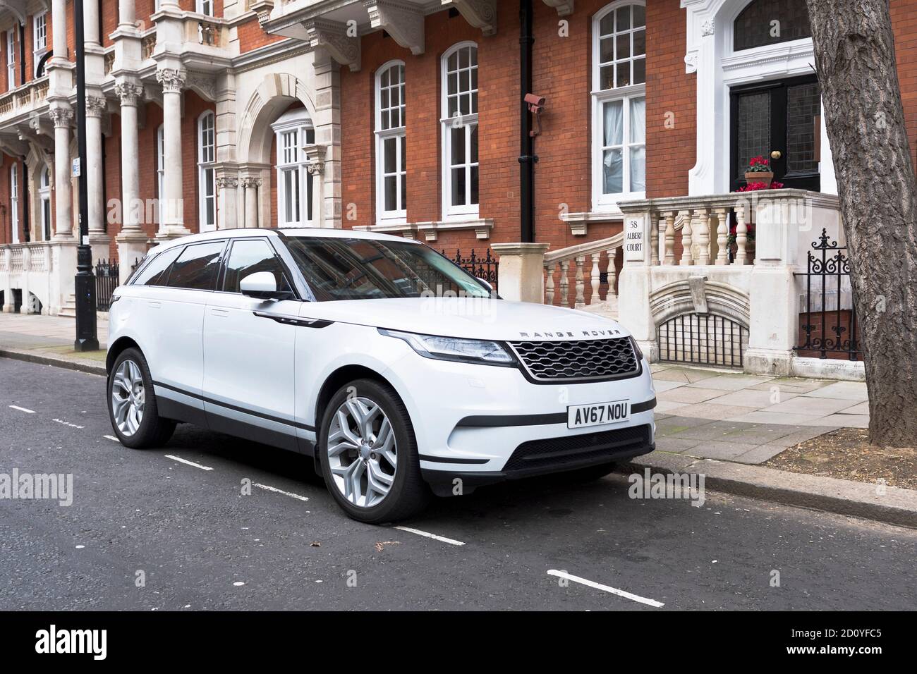 dh Range Rover Velar MOTORS UK White Car parked london england cars Stock Photo