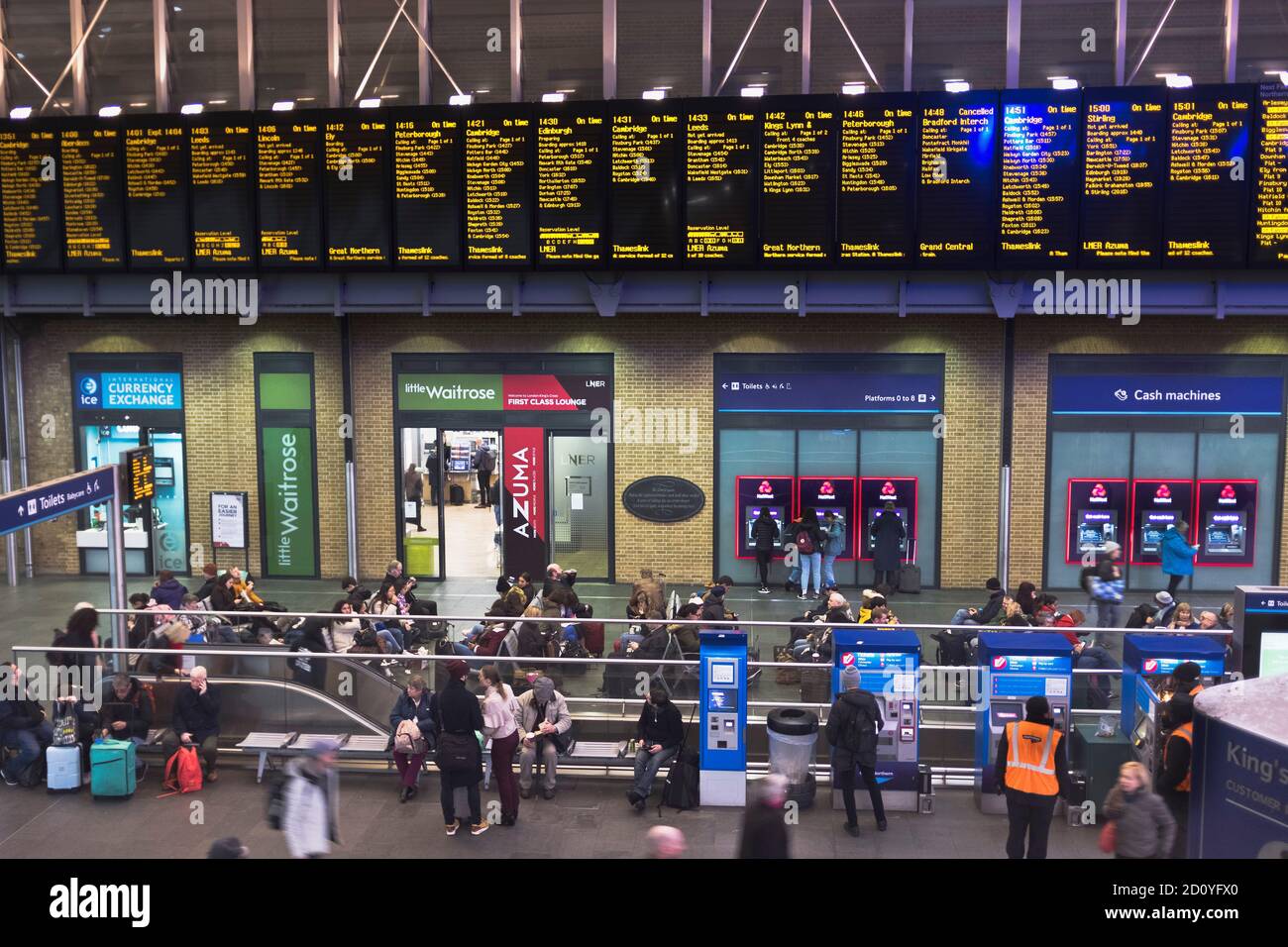 dh Railway terminus KINGS CROSS STATION LONDON Concourse boards departure board people passengers england uk Stock Photo