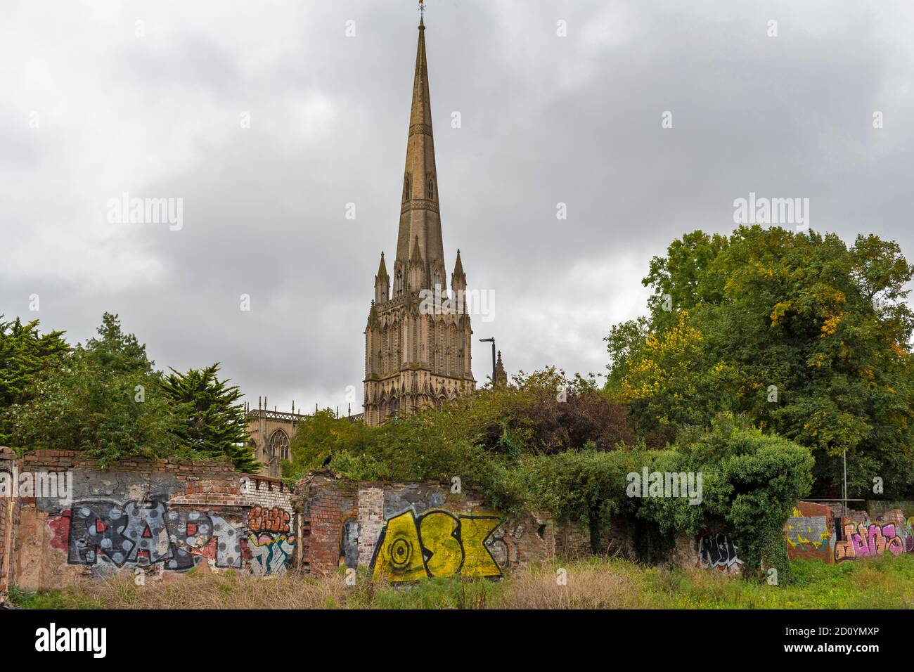 BRISTOL CITY ENGLAND ST.MARY REDCLIFFE CHURCH AND GRAFFITI ART ON THE OLD WALLS Stock Photo