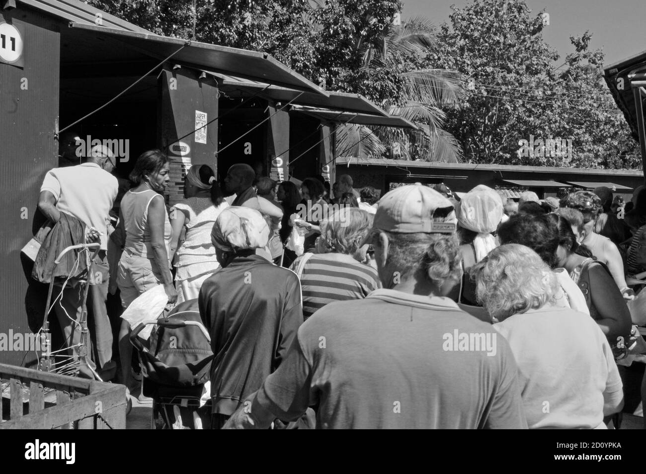 Menschenandrang auf einem Bauernmarkt in Havanna. Lots of cuban people on the local farmer market in Havanna-City. Stock Photo