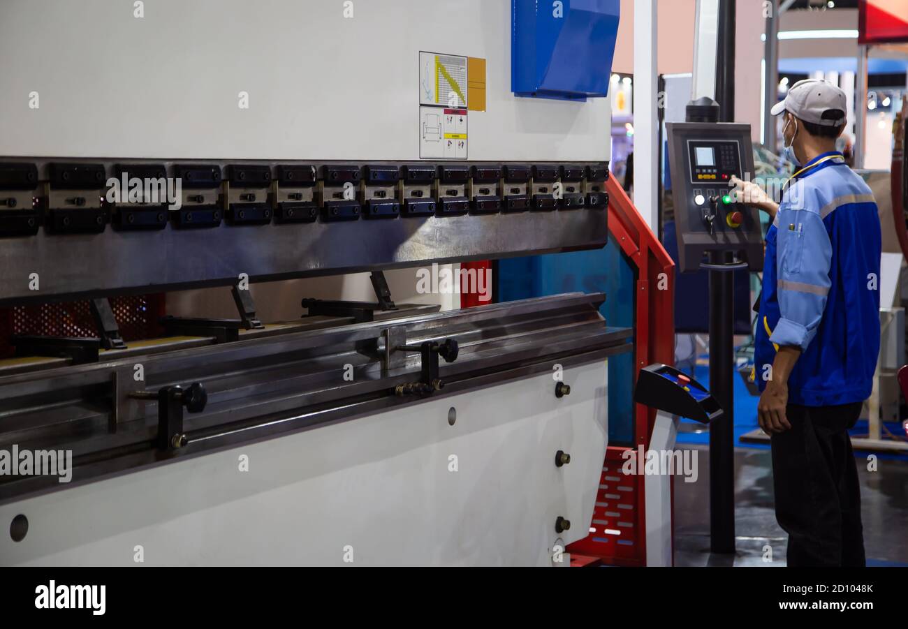 Industrial professional operating CNC synchronize hydraulic press brake