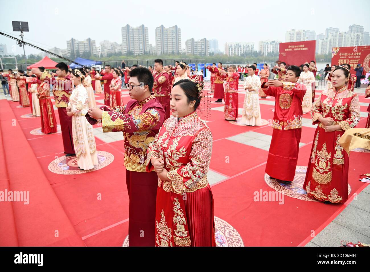 Dezhou, Dezhou, China. 4th Oct, 2020. ShandongÃ¯Â¼Å'CHINA-On September 29, 29 couples dressed in Chinese style attended the 20th youth collective wedding held by Dezhou Youth Federation and Dezhou Municipal Party Committee of the Communist Youth League at Changhe Park. The wedding is divided into new admission, vows of newlyweds, concord with the edge, edge set this life, a lot of joy and other links, to classical music, lion dance and other forms of celebration, fully demonstrated the charm of traditional Chinese culture and vitality, the fusion of rich traditional Chinese culture elements. Stock Photo