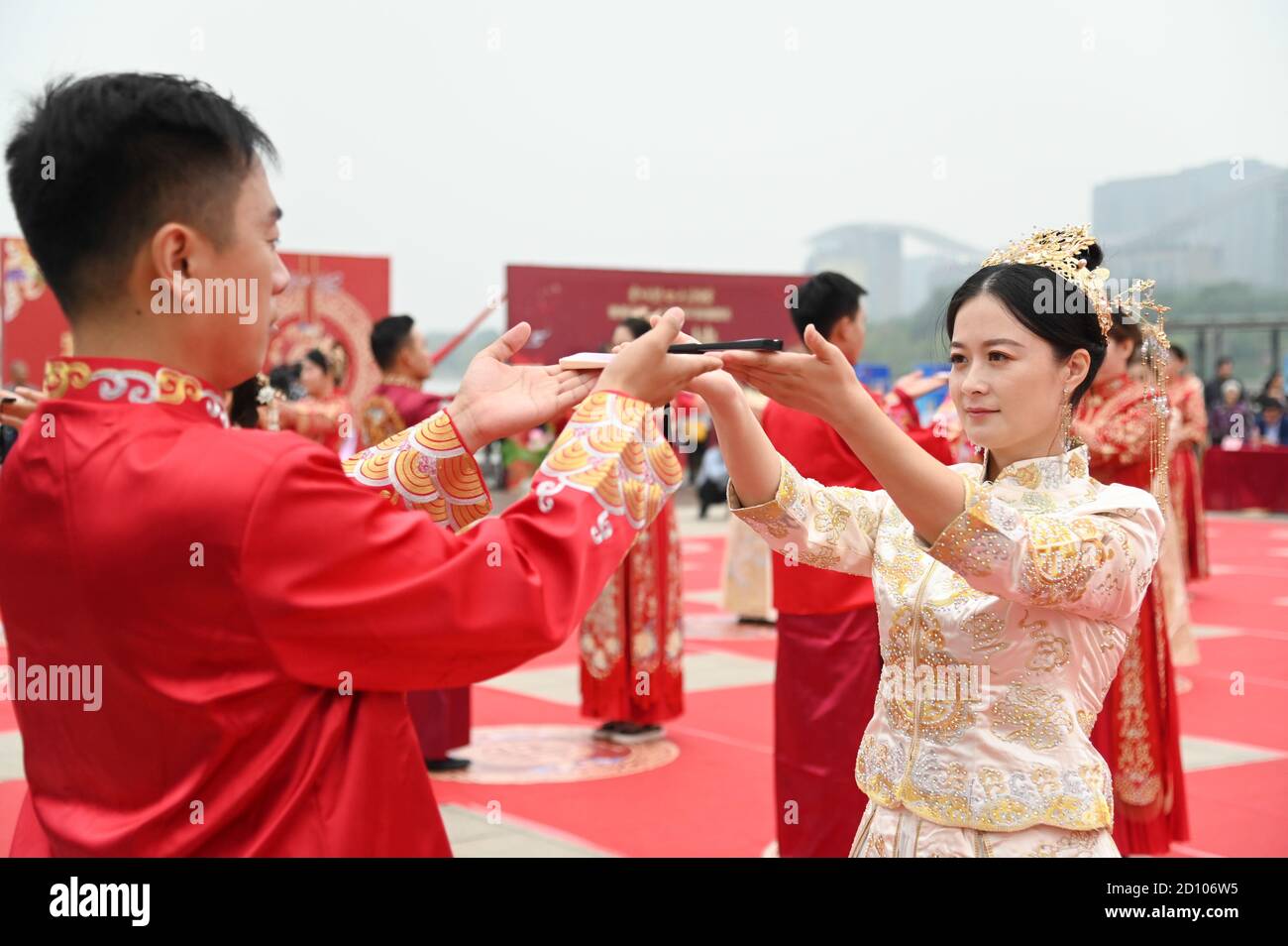 Dezhou, Dezhou, China. 4th Oct, 2020. ShandongÃ¯Â¼Å'CHINA-On September 29, 29 couples dressed in Chinese style attended the 20th youth collective wedding held by Dezhou Youth Federation and Dezhou Municipal Party Committee of the Communist Youth League at Changhe Park. The wedding is divided into new admission, vows of newlyweds, concord with the edge, edge set this life, a lot of joy and other links, to classical music, lion dance and other forms of celebration, fully demonstrated the charm of traditional Chinese culture and vitality, the fusion of rich traditional Chinese culture elements. Stock Photo