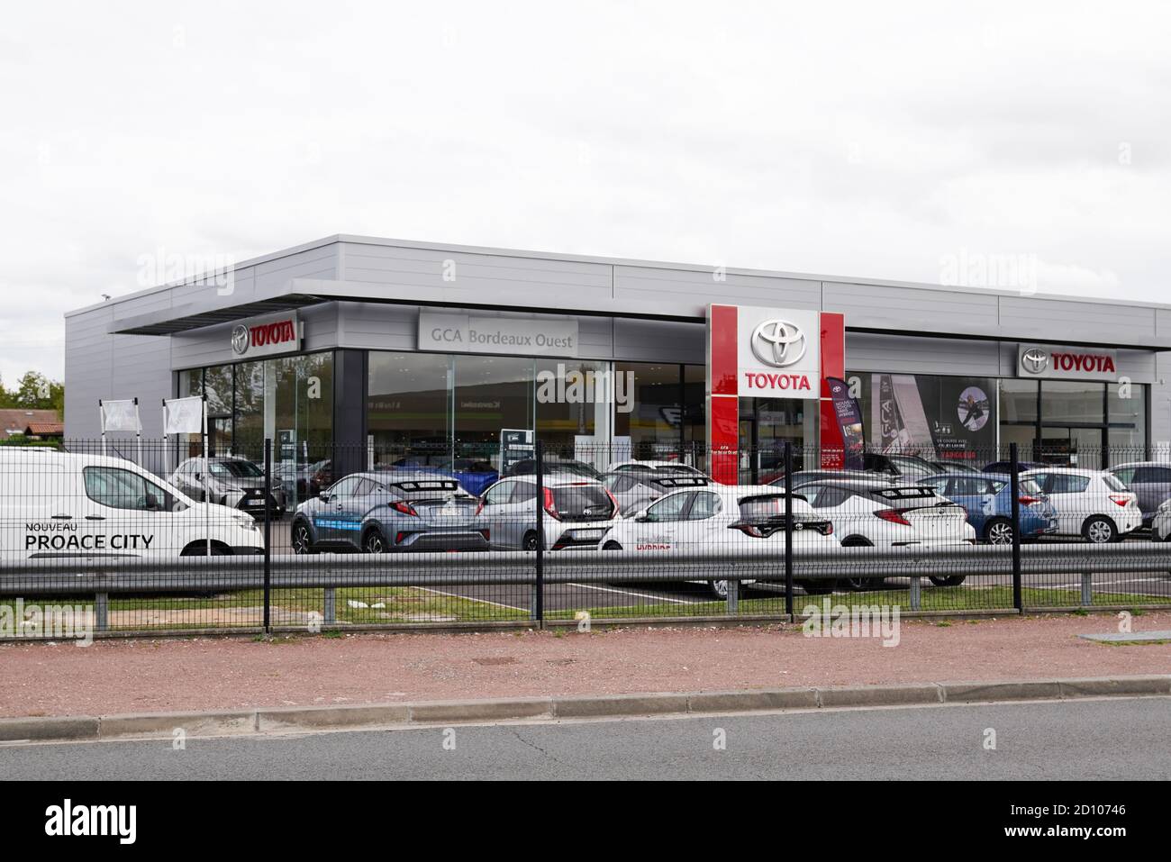 aanklager Ideaal Installatie Bordeaux , Aquitaine / France - 10 01 2020 : Toyota new cars store  Automobile shop of car Dealership vehicle with Sign text logo Stock Photo -  Alamy