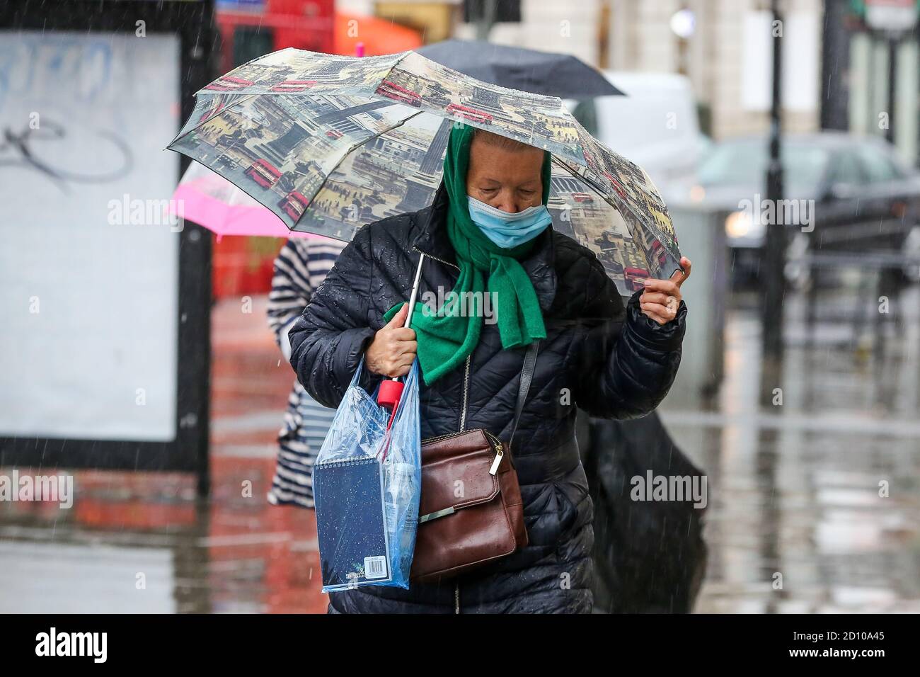 Elderly women wearing facemasks hi-res stock photography and images - Alamy