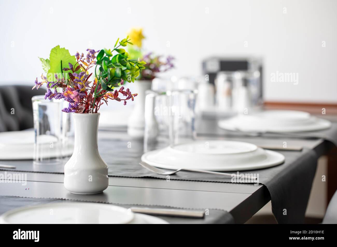 Table setting at a luxury wedding Stock Photo - Alamy