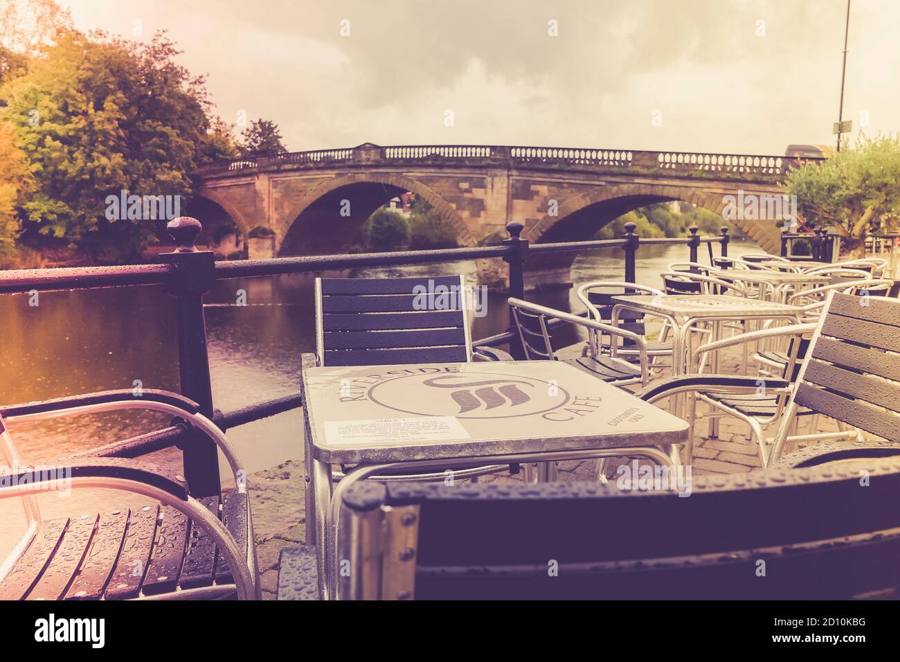 Vacant, empty tables & chairs outside riverside pub in Worcestershire tourist town Bewdley UK. Nobody eating out, no customers dining 'al fresco'. Stock Photo
