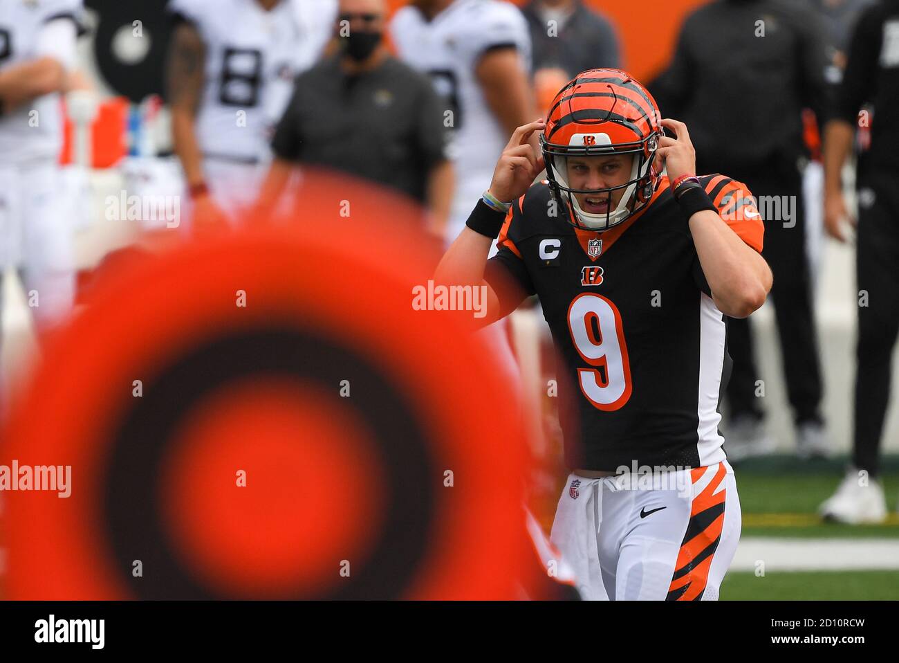 Cincinnati, OH, USA. 4th Oct, 2020. Joe Mixon #28 of the Cincinnati Bengals  waves to the crowd after NFL football game action between the Jacksonville  Jaguars and the Cincinnati Bengals at Paul