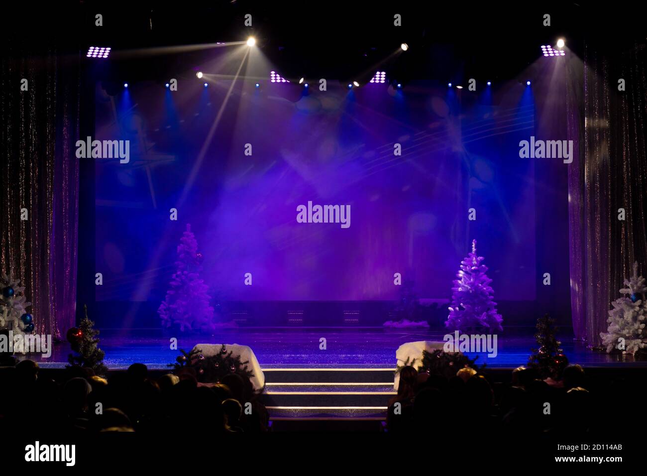 Empty theatre before show hi-res stock photography and images - Alamy
