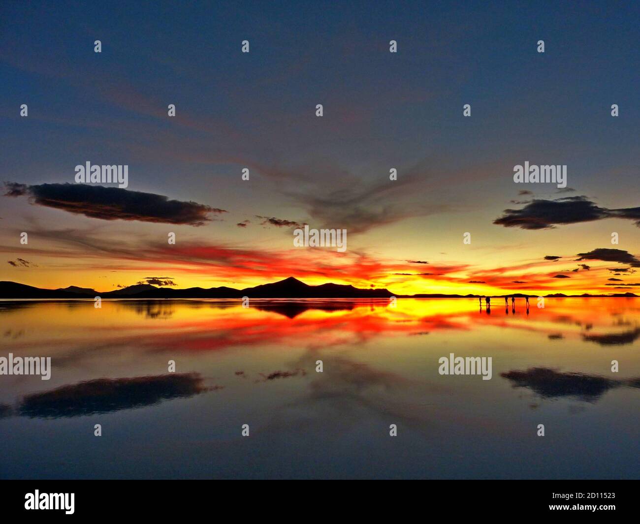 Spectacular bright sunset over salt flats of Salar de Uyuni, Bolivia ...