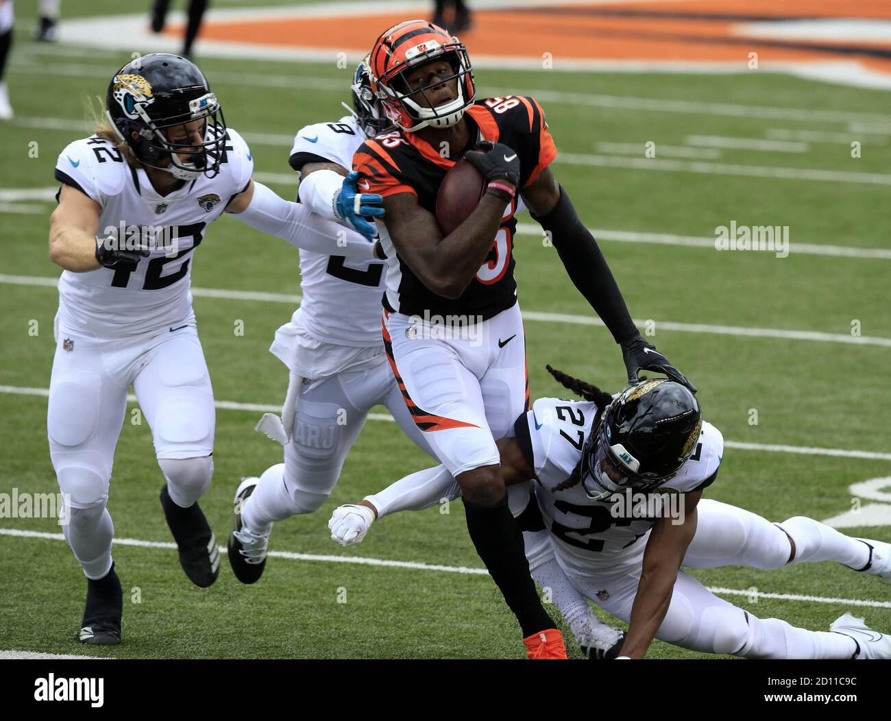 Cincinnati, United States. 04th Oct, 2020. Cincinnati Bengals wide receiver  Tee Higgins (85) fights to break free from Jacksonville Jaguars Chris  Claybrooks (27) during the first half of play at Paul Brown