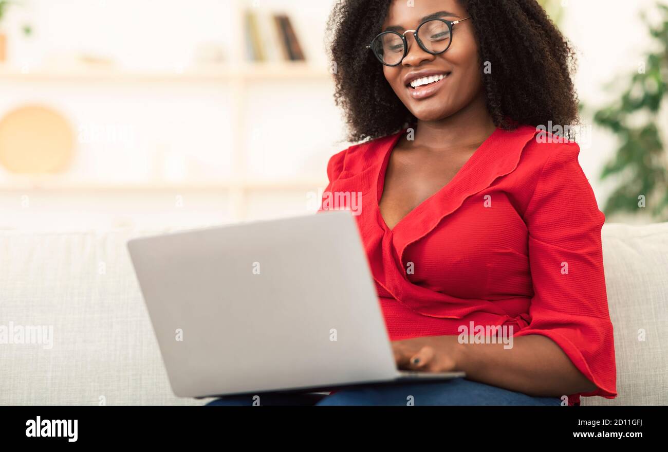 Black woman curly hair sitting hi-res stock photography and images - Alamy