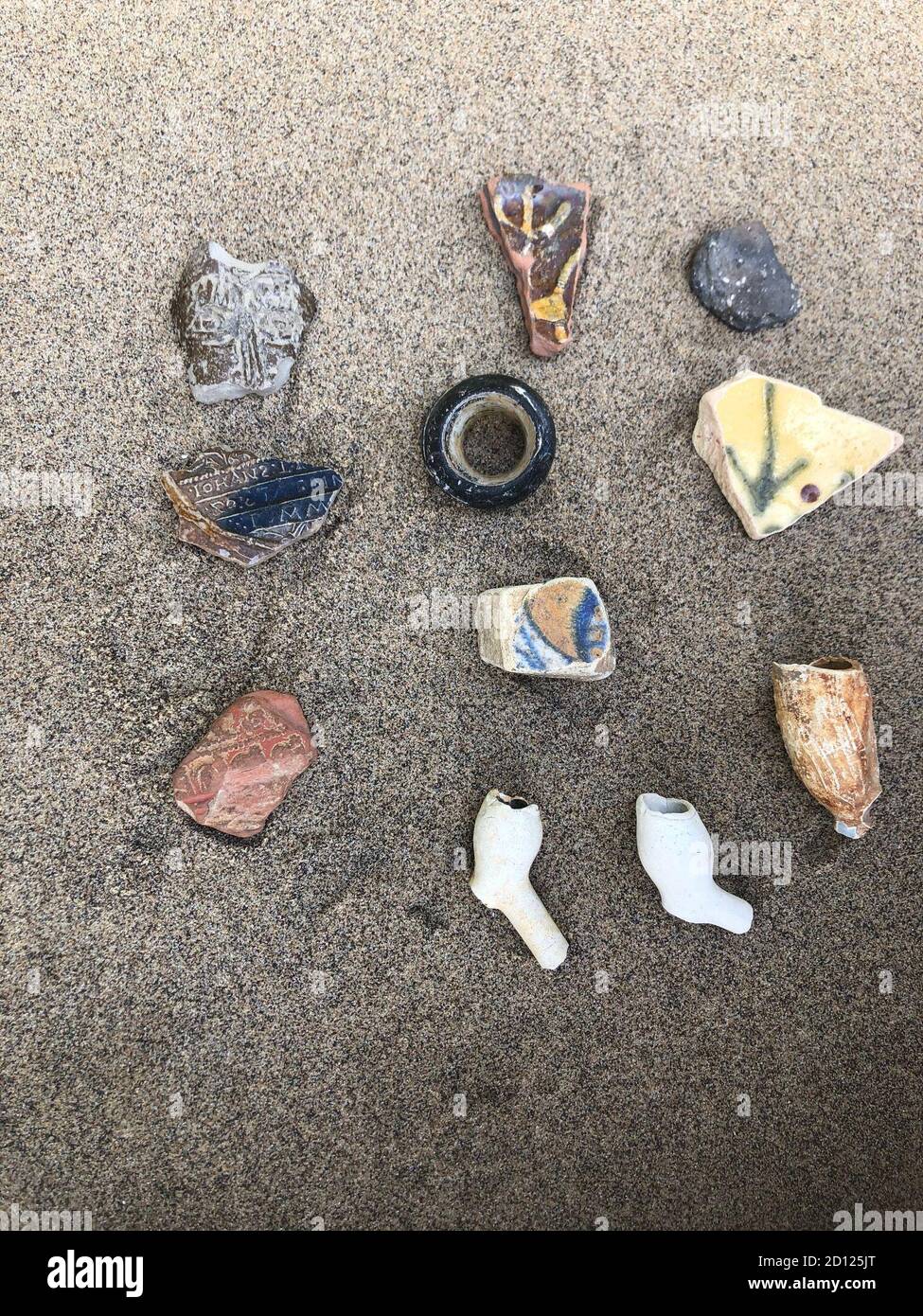 London, UK. 22nd Sep, 2020. Shards of vessels, some of which date back to Roman times, and heads of clay pipes lie on the banks of the Thames. The tides stir up the river bed and wash many relics to the bank. (to dpa: "On a treasure hunt on the banks of the Thames: Mudlarking increasingly popular") Credit: Silvia Kusidlo/dpa/Alamy Live News Stock Photo