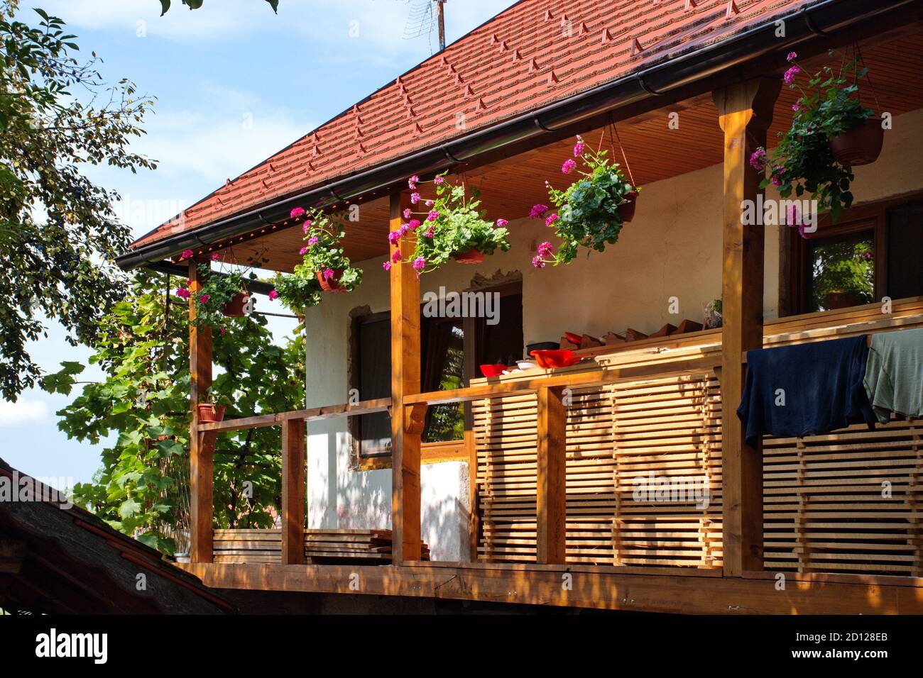 Cottage with fence hi-res stock photography and images - Alamy