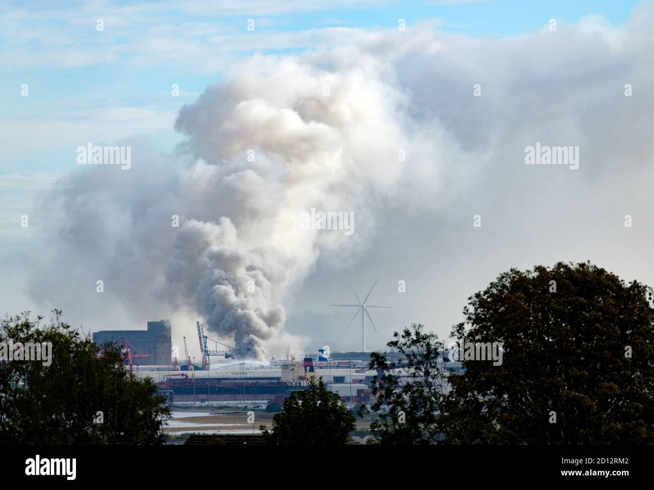 Avonmouth near Bristol, UK. 5th Oct, 2020. A large fire inAvonmouth, Bristol is sending large plumes of smoke out over the M5, M4 and M49. Avon Fire and Rescue Service reported the fire at around 5.30am this morning. This is a view from nearby Portishead. Credit: Stephen Hyde/Alamy Live News Stock Photo