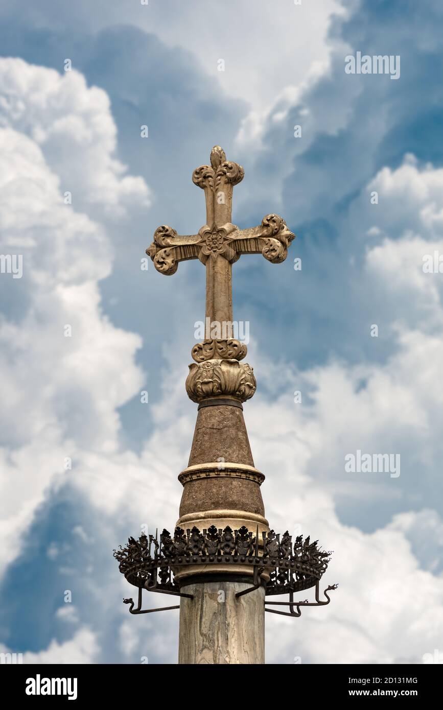 Florence, medieval column of San Zanobi (Religious Saint and Bishop of the city) with a marble Christian cross, San Giovanni square, Tuscany, Italy. Stock Photo