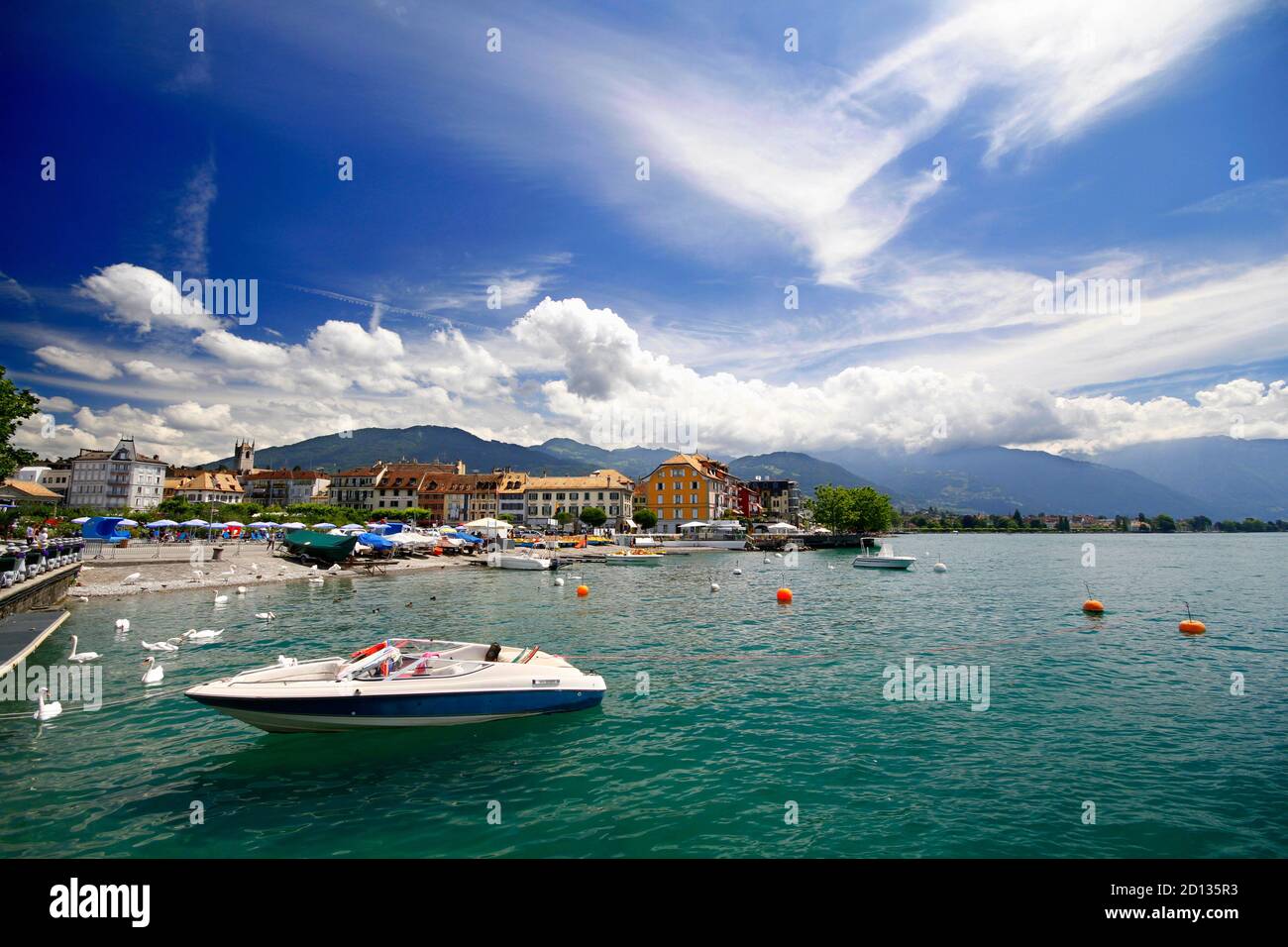 VEVEY, SWITZERLAND - Jul 15, 2016: Preciosa escena de lago y montana. Cielo bonito azul  con nubes blancas. Barca de recreo amarrada en el puerto del Stock Photo