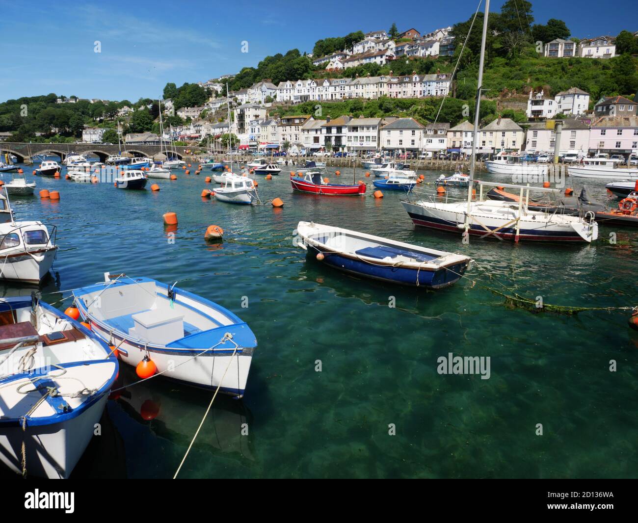 Fishing boats looe harbour cornwall hi-res stock photography and images ...